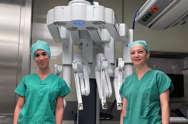 Zwei Ärztinnen stehen vor dem Operationsroboter da Vinci Xi.